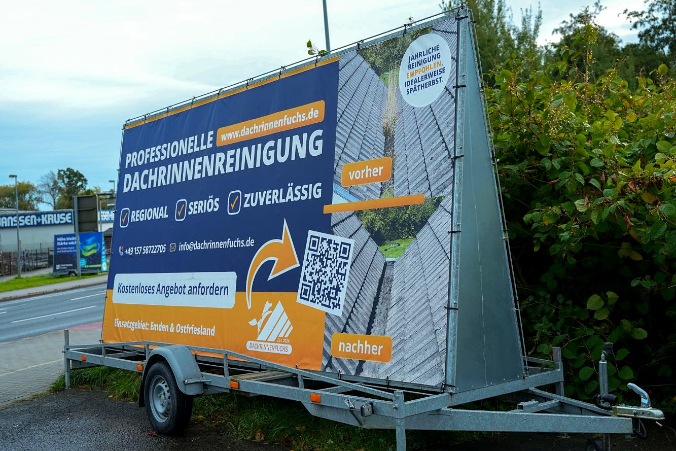Werbeanhänger Groß von NHM Werbung an einer Hauptstraße in Emden