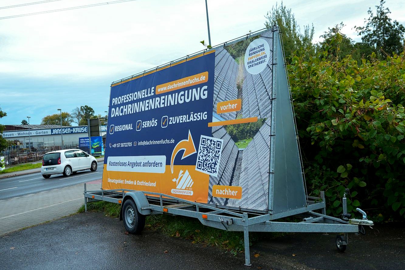 Werbeanhänger Groß mit Dachrinnenfuchs-Banner an einer Hauptstraße in Emden